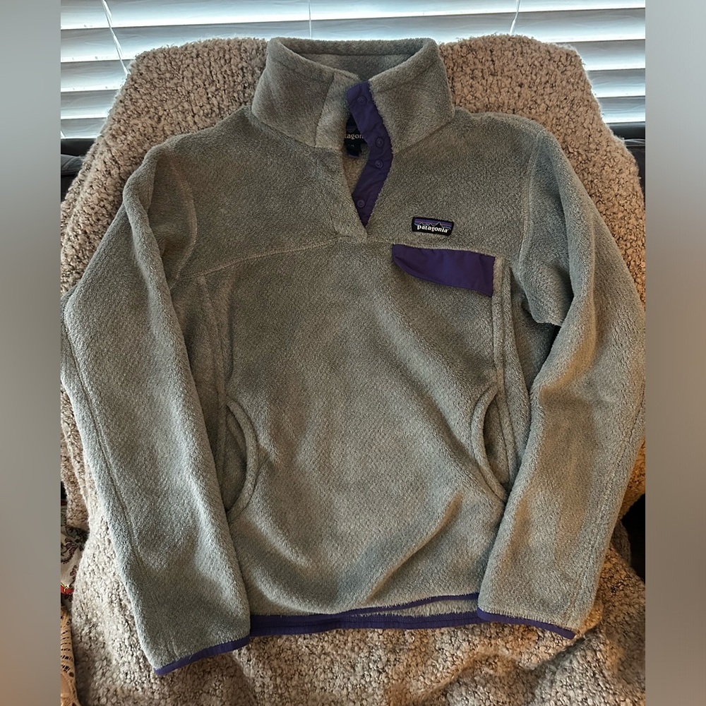 Patagonia grey fleece pullover. Size Meduim.